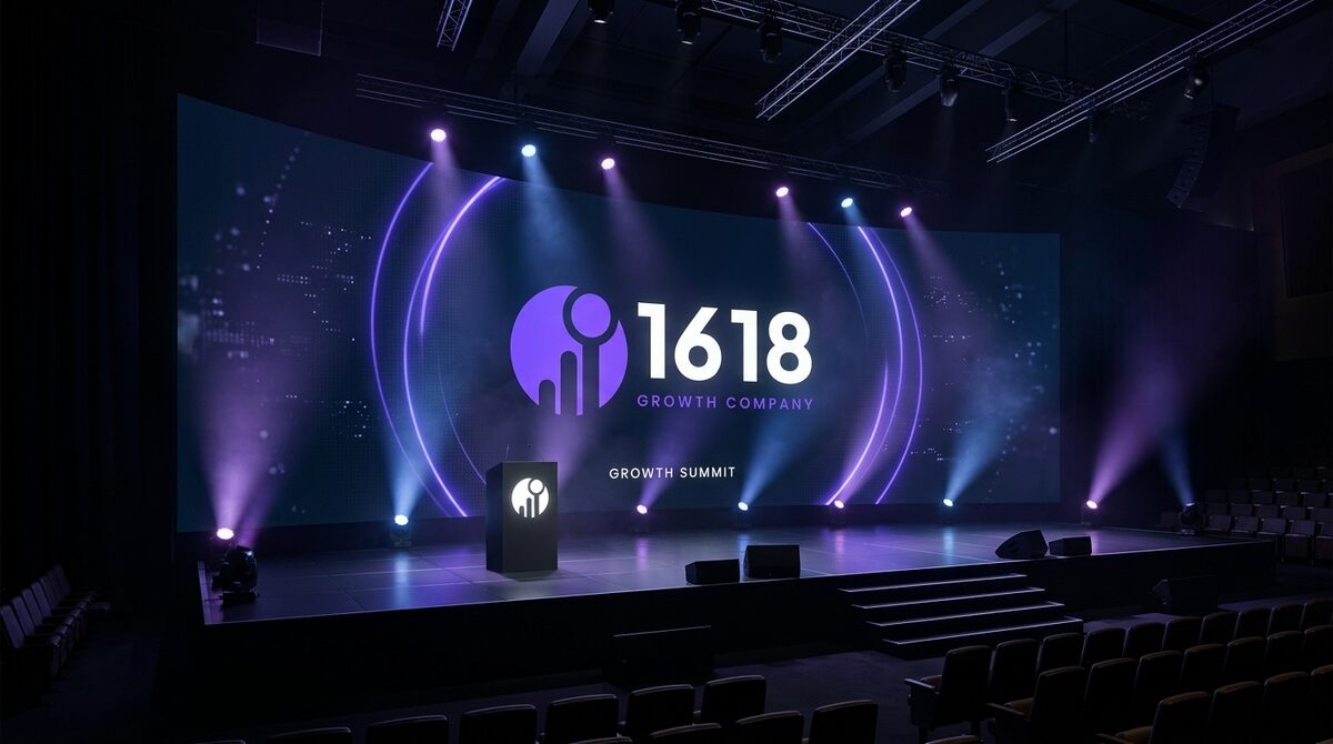 Mockup do logotipo 1618 em palco de evento com iluminação roxa