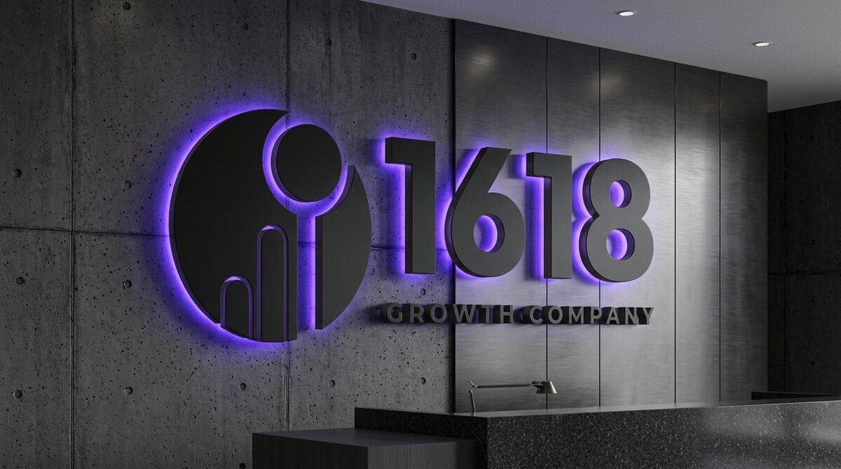 Mockup da marca 1618 aplicada em parede corporativa escura com iluminação roxa